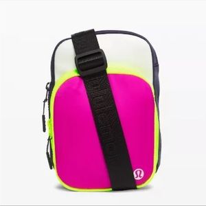LULULEMON NWT THE REST IS WRITTEN CROSSBODY🍒